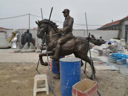 玻璃鋼“打鐵匠/馬上將軍”雕塑_濱州宏景雕塑有限公司